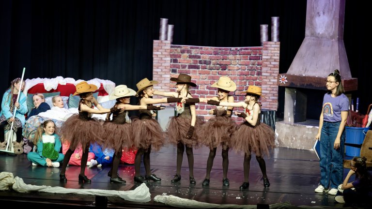 Musical Kids der Musicalschule Ahrensburg und Elisabeth Hübert in "Als der Nikolaus kam..."