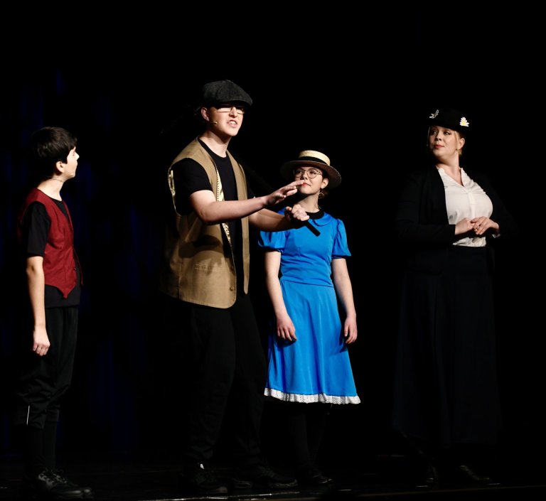 Vier junge Darsteller auf Bühne präsentieren Szene aus Musical "All Together Now" der Musicalschule Ahrensburg.