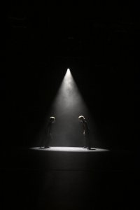 Zwei Performer auf dunkler Bühne im Scheinwerferlicht, dramatische Theaterszene der MSA10-Jubiläumsshow.