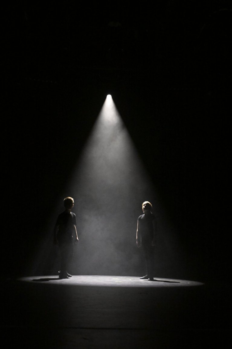 Zwei Performer auf dunkler Bühne in dramatischem Scheinwerferlicht während der Musicalschule Ahrensburg Jubiläumsshow MSA10.