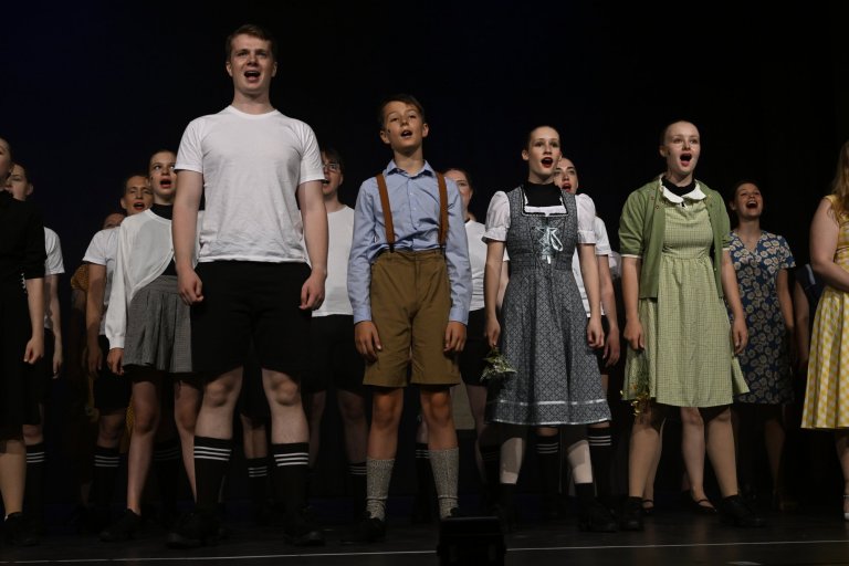 Musikalsänger und -sängerinnen der Musicalschule Ahrensburg präsentieren auf der Bühne ihre Jubiläumsshow MSA10.