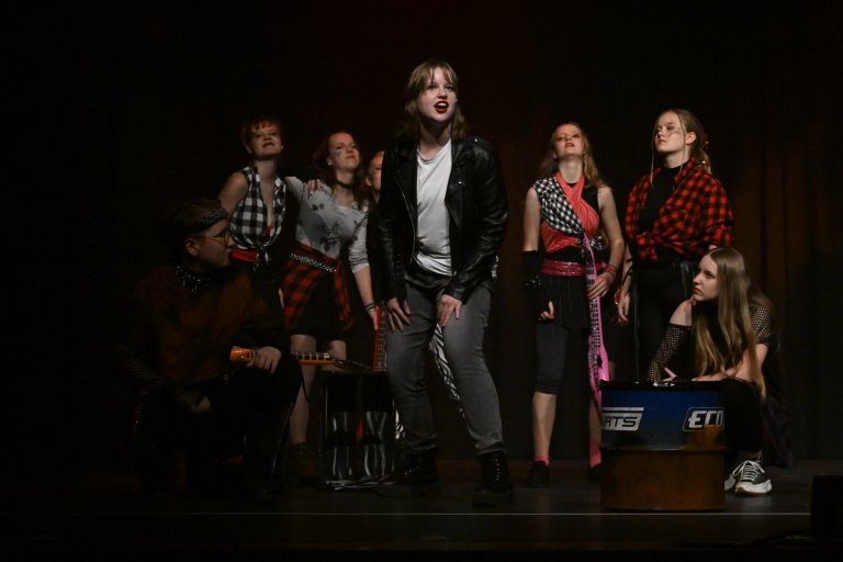 Musiktheater-Cast der Musicalschule Ahrensburg präsentiert Jubiläumsshow MSA10 auf der Bühne.