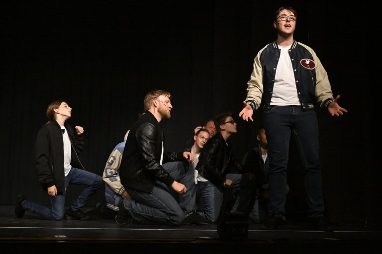 Junge Performer auf dunkler Bühne während Musicalauftritt der Musicalschule Ahrensburg Jubiläumsshow MSA10.