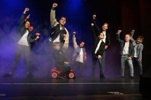 Kinderensemble der Musicalschule Ahrensburg jubelt auf Bühne mit erhobenen Fäusten zur MSA10-Jubiläumsshow.