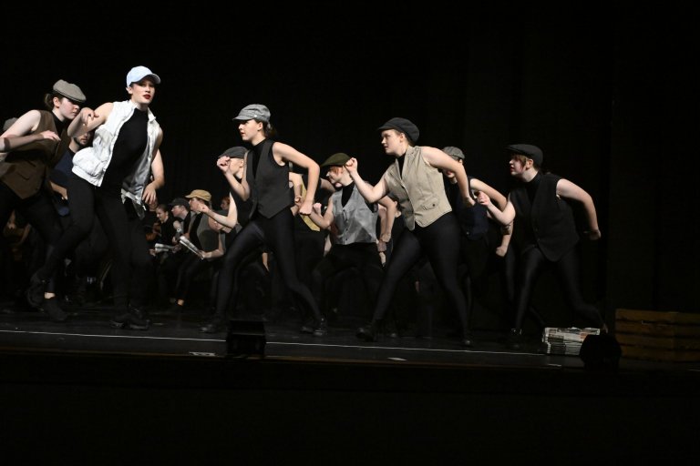 Ensemble der Musicalschule Ahrensburg in Retro-Kostümen performt energetische Choreografie auf Bühne zur Jubiläumsshow MSA10.
