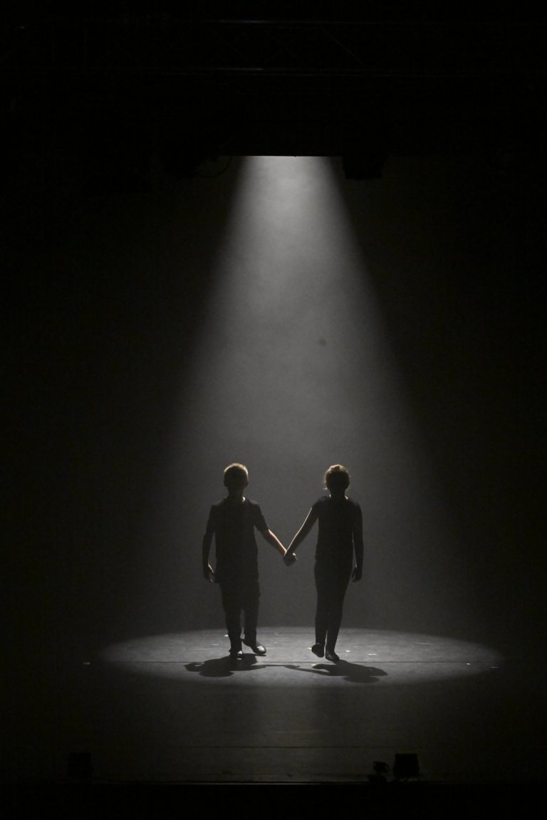 Zwei Darsteller in schwarzer Kleidung bei dramatischer Szene unter Bühnenlicht während MSA10-Jubiläumsshow.
