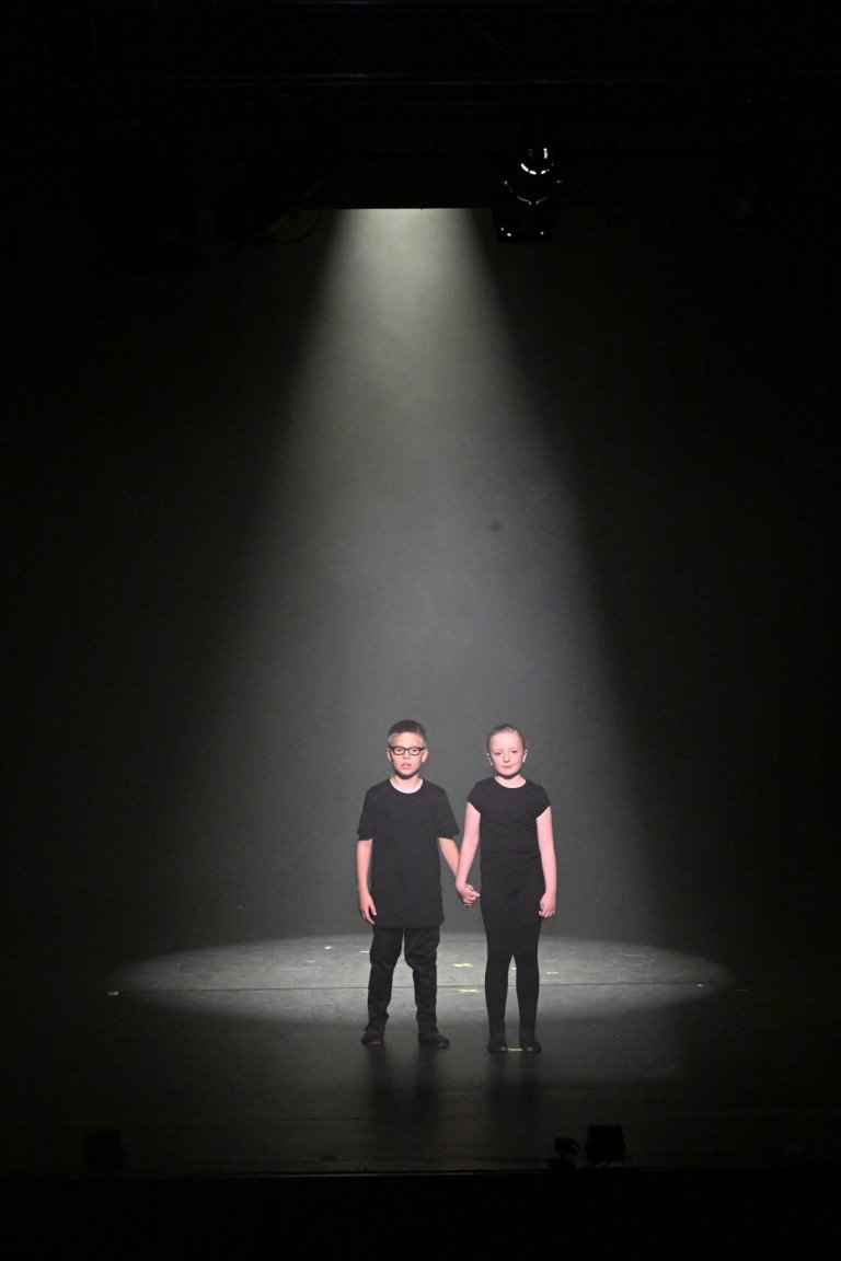Zwei Performer in schwarzer Kleidung auf dunkler Bühne mit Spotlightbeleuchtung während der MSA10-Jubiläumsshow.