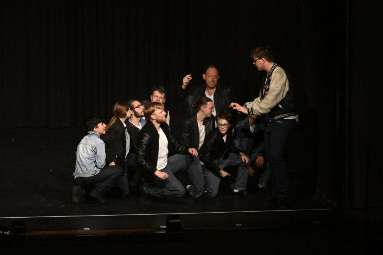 Gruppe von Musicalschülern auf der Bühne während der MSA10-Jubiläumsshow der Musicalschule Ahrensburg.