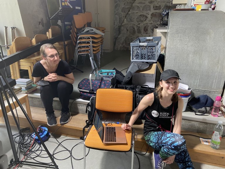 In Our Service - Musicalschule Ahrensburg behind the Scenes beim Videodreh