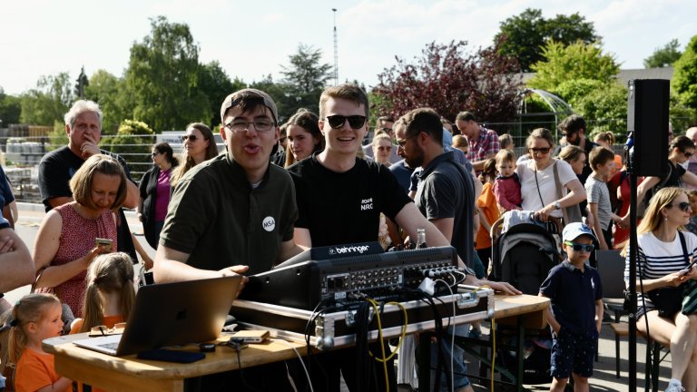DJ und Moderator unterhalten Publikum beim MSA Sommerfest 2022 im Freien mit Musikanlage und Equipment.