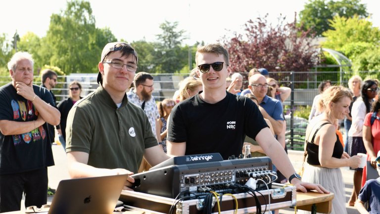 DJ an Mischpult beim MSA Sommerfest 2022 mit Publikum im Freien, musikalische Unterhaltung im Park.