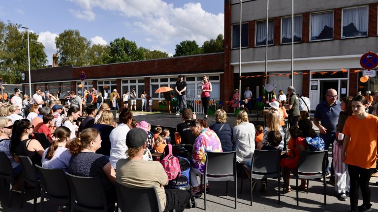 Große Menschenmenge beim MSA Sommerfest 2022 auf Schulhof mit Bühne und Performern im Freien.