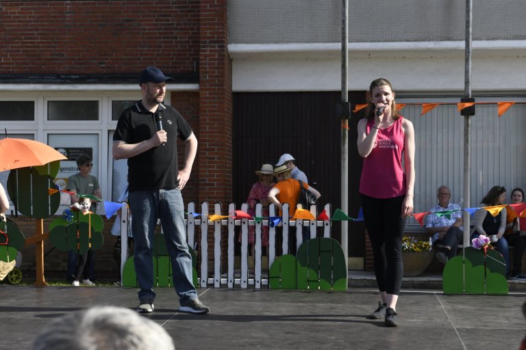 Zwei Moderatoren präsentieren beim MSA Sommerfest 2022 auf einer Bühne vor Publikum und bunten Dekorationen.
