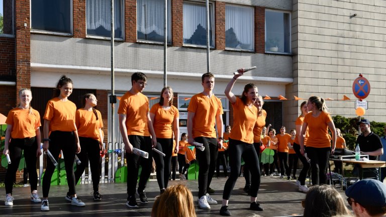 Jugendliche in orangenen T-Shirts führen choreografierte Tanzperformance beim MSA Sommerfest 2022 auf.