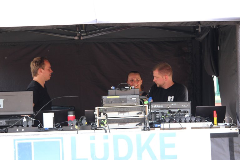 Drei DJs an Mischpult mit Yamaha-Equipment beim Lindenfest Ludwigslust unter schwarzem Zelt.