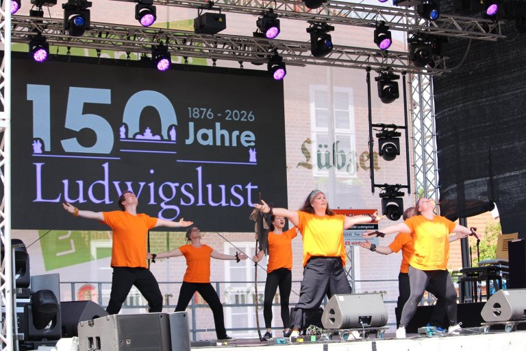 Tanzgruppe der Musicalschule Ahrensburg performt auf Bühne zum 150 Jahre Ludwigslust Jubiläum mit Licht- und Soundanlage.