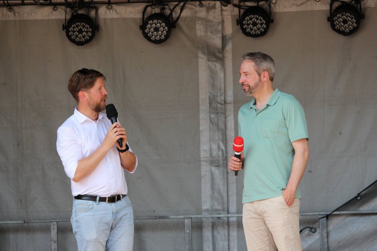 Zwei Männer mit Mikrofonen auf Bühne beim Lindenfest Ludwigslust der Musicalschule Ahrensburg.