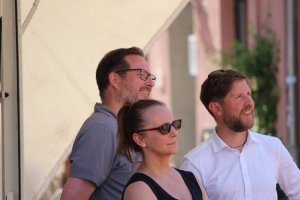 Drei Besucher des Lindenfests Ludwigslust genießen gemeinsam die Veranstaltung in entspannter Atmosphäre.